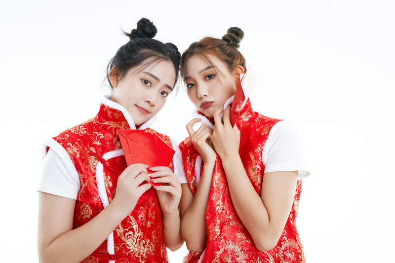 白色背景下身穿喜庆服饰的中国可爱少女图片