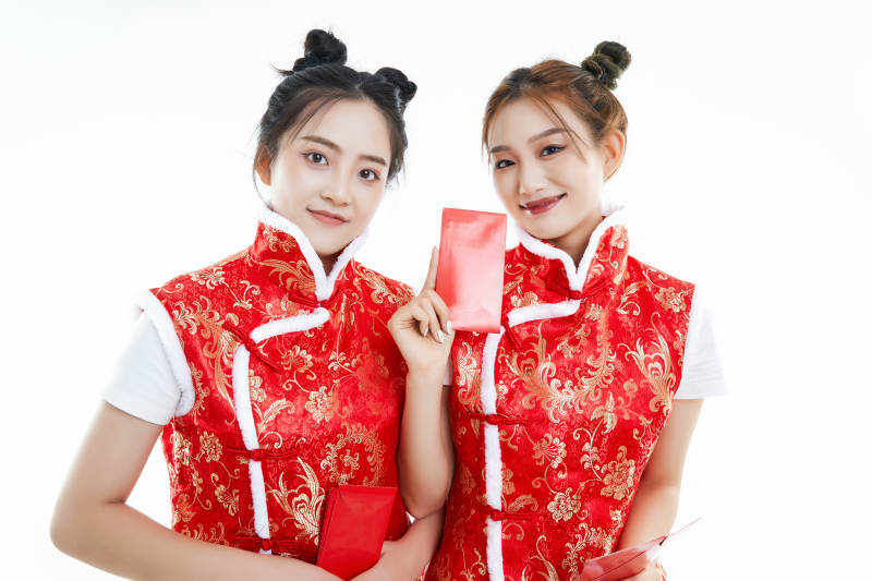 白色背景下身穿喜庆服饰的中国可爱少女图片