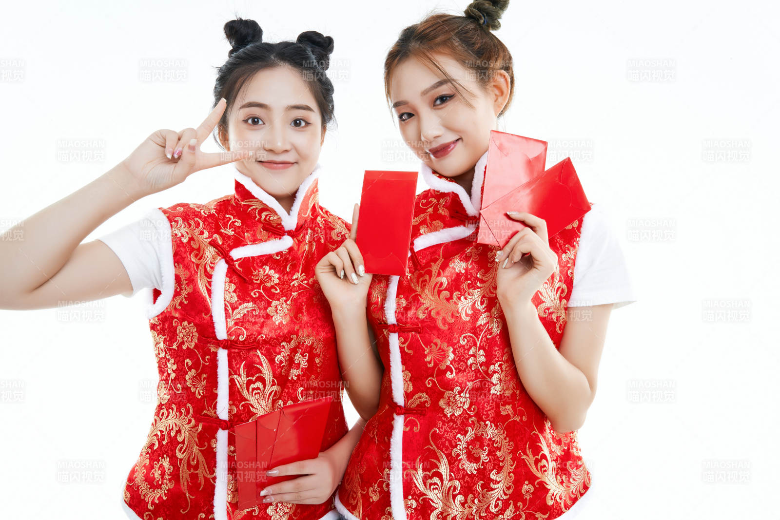 白色背景下身穿喜庆服饰的中国可爱少女图片