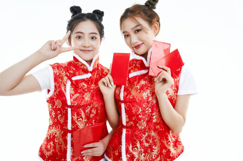 白色背景下身穿喜庆服饰的中国可爱少女图片
