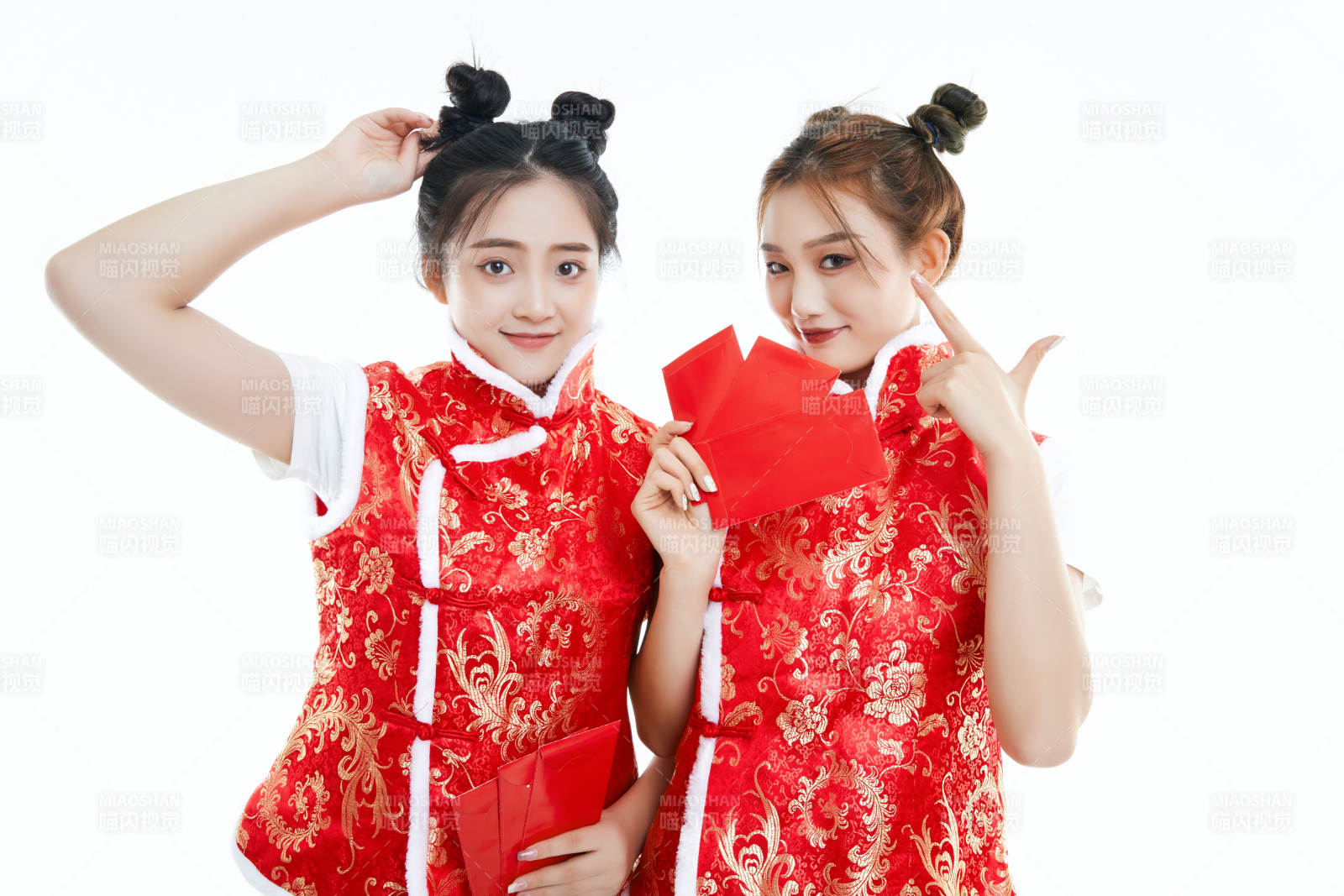 白色背景下身穿喜庆服饰的中国可爱少女图片