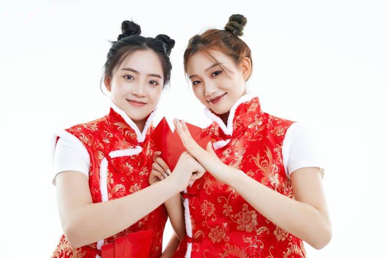 白色背景下身穿喜庆服饰的中国可爱少女图片