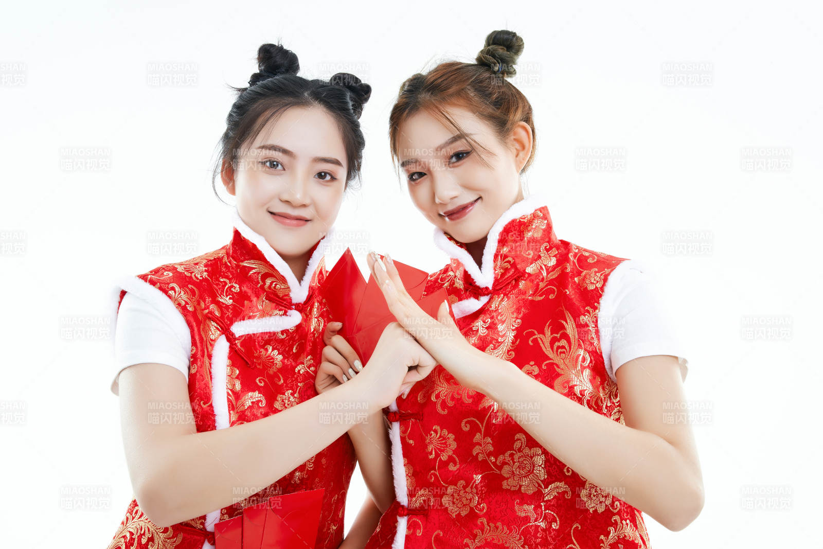 白色背景下身穿喜庆服饰的中国可爱少女图片