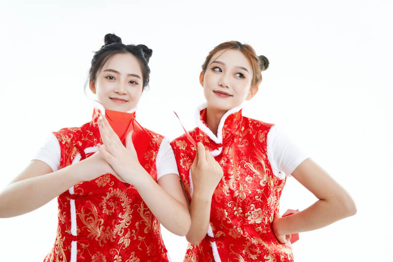 白色背景下身穿喜庆服饰的中国可爱少女图片