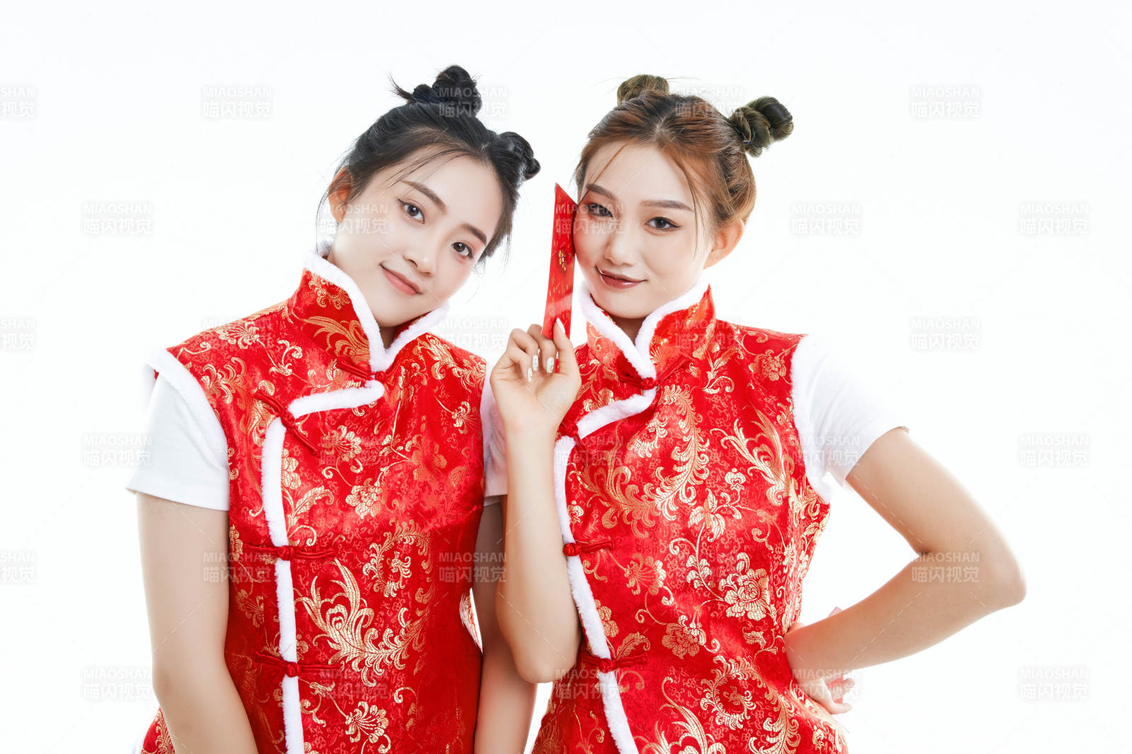 白色背景下身穿喜庆服饰的中国可爱少女图片