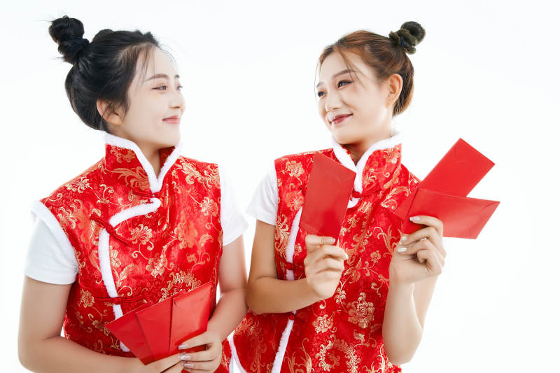 白色背景下身穿喜庆服饰的中国可爱少女图片