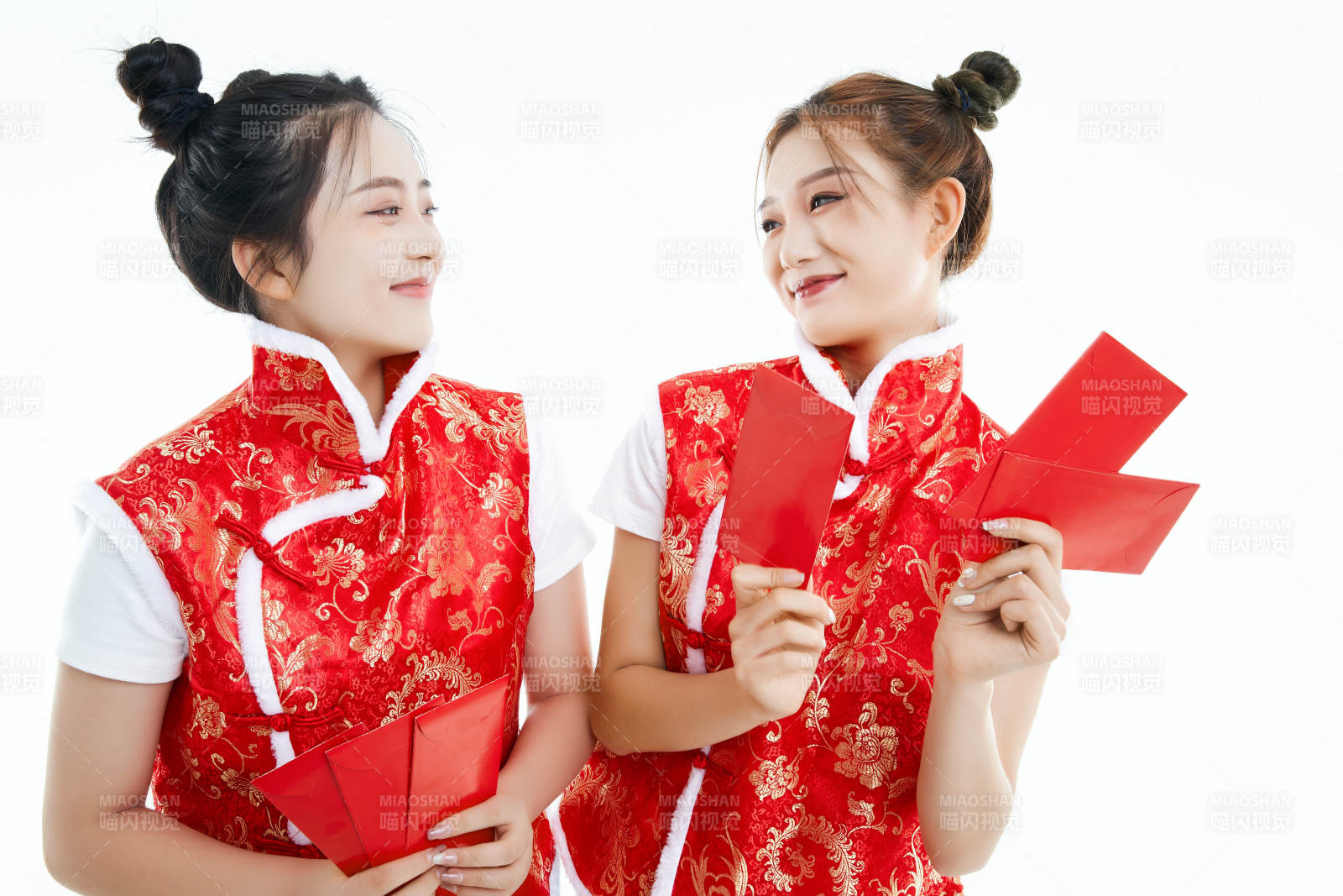 白色背景下身穿喜庆服饰的中国可爱少女图片