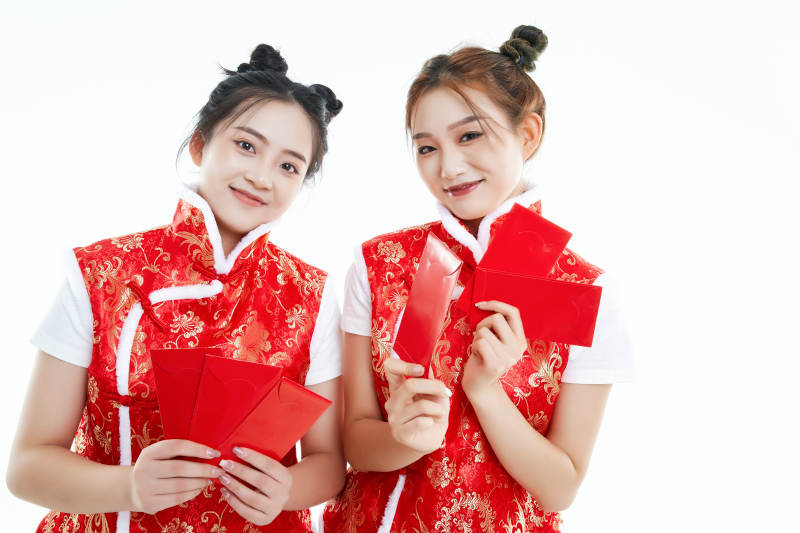 白色背景下身穿喜庆服饰的中国可爱少女图片