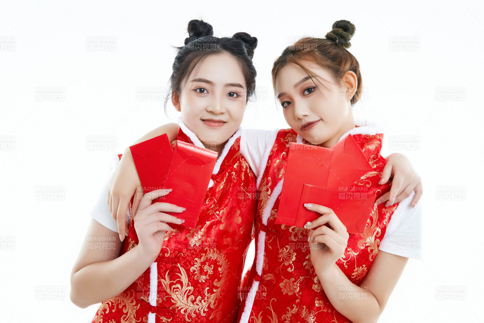 白色背景下身穿喜庆服饰的中国可爱少女图片