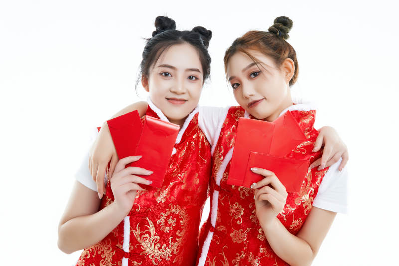 白色背景下身穿喜庆服饰的中国可爱少女图片