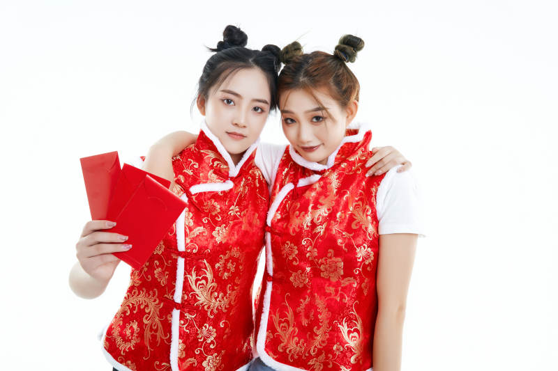白色背景下身穿喜庆服饰的中国可爱少女图片