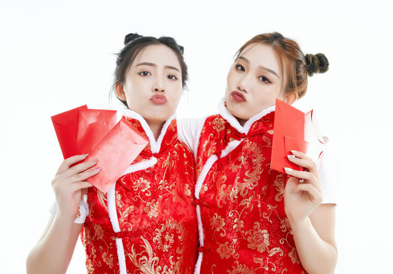 白色背景下身穿喜庆服饰的中国可爱少女图片