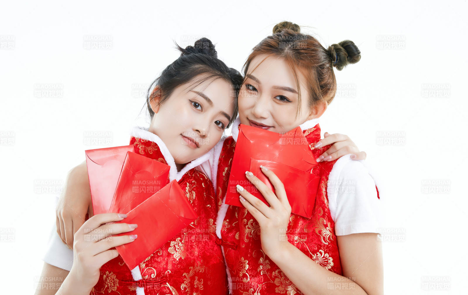 白色背景下身穿喜庆服饰的中国可爱少女图片