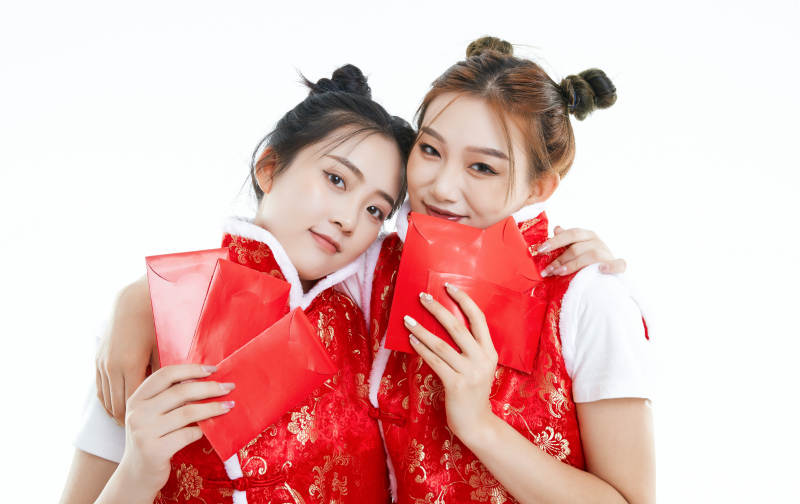 白色背景下身穿喜庆服饰的中国可爱少女图片