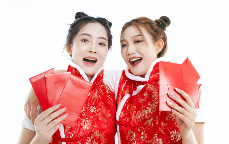 白色背景下身穿喜庆服饰的中国可爱少女图片