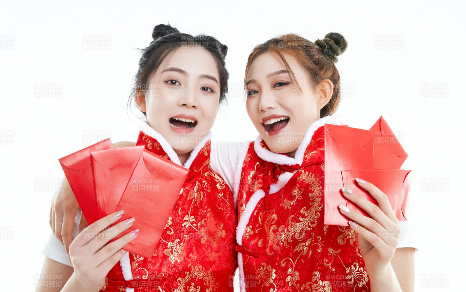 白色背景下身穿喜庆服饰的中国可爱少女图片