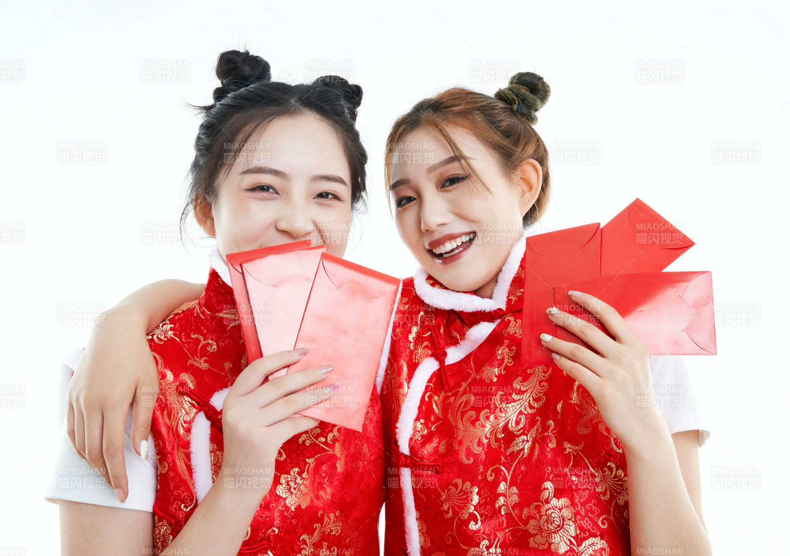 白色背景下身穿喜庆服饰的中国可爱少女图片