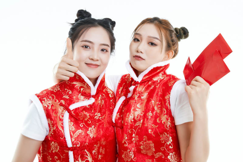 白色背景下身穿喜庆服饰的中国可爱少女图片