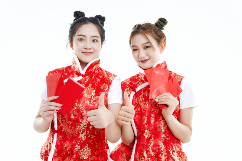 白色背景下身穿喜庆服饰的中国可爱少女图片