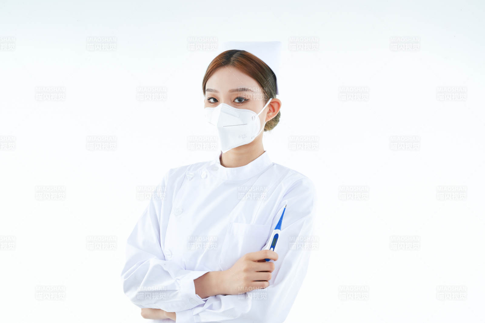 手持温度计的白衣女性医护人员图片