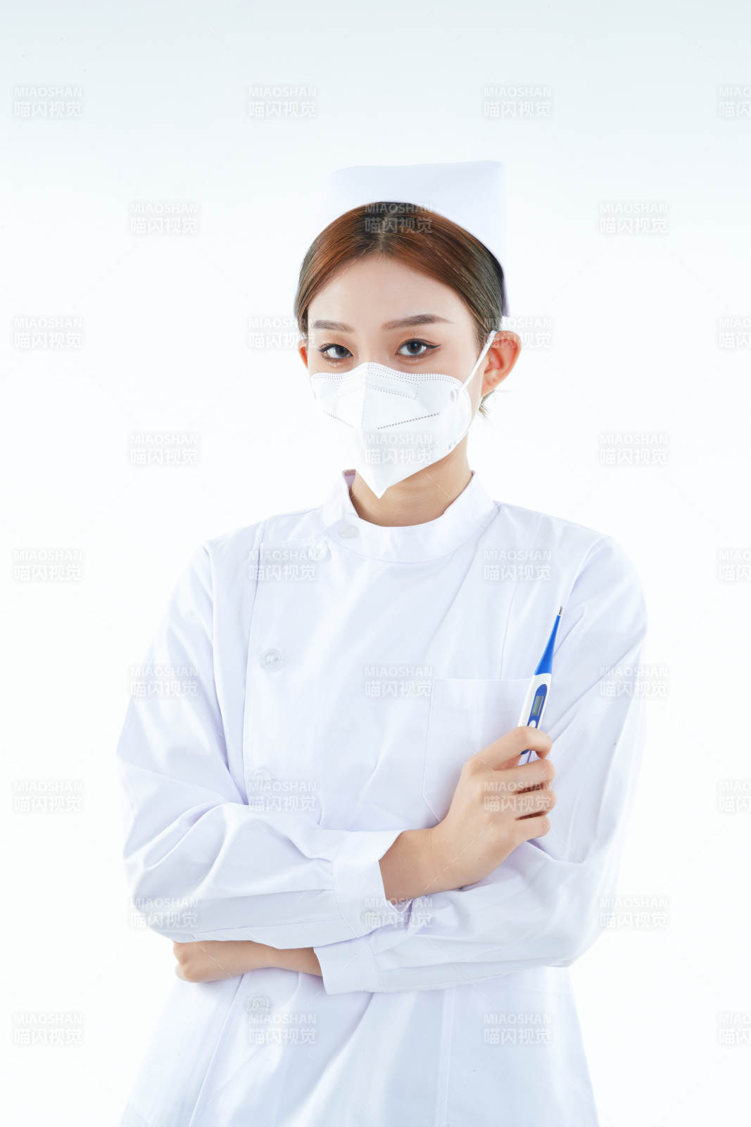 手持温度计的白衣女性医护人员图片