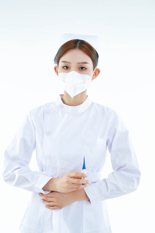 手持温度计的白衣女性医护人员图片