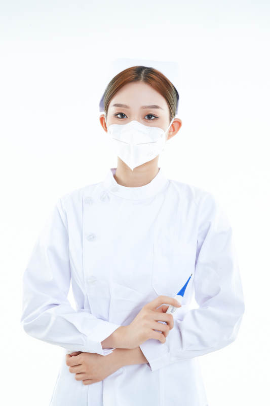 手持温度计的白衣女性医护人员图片