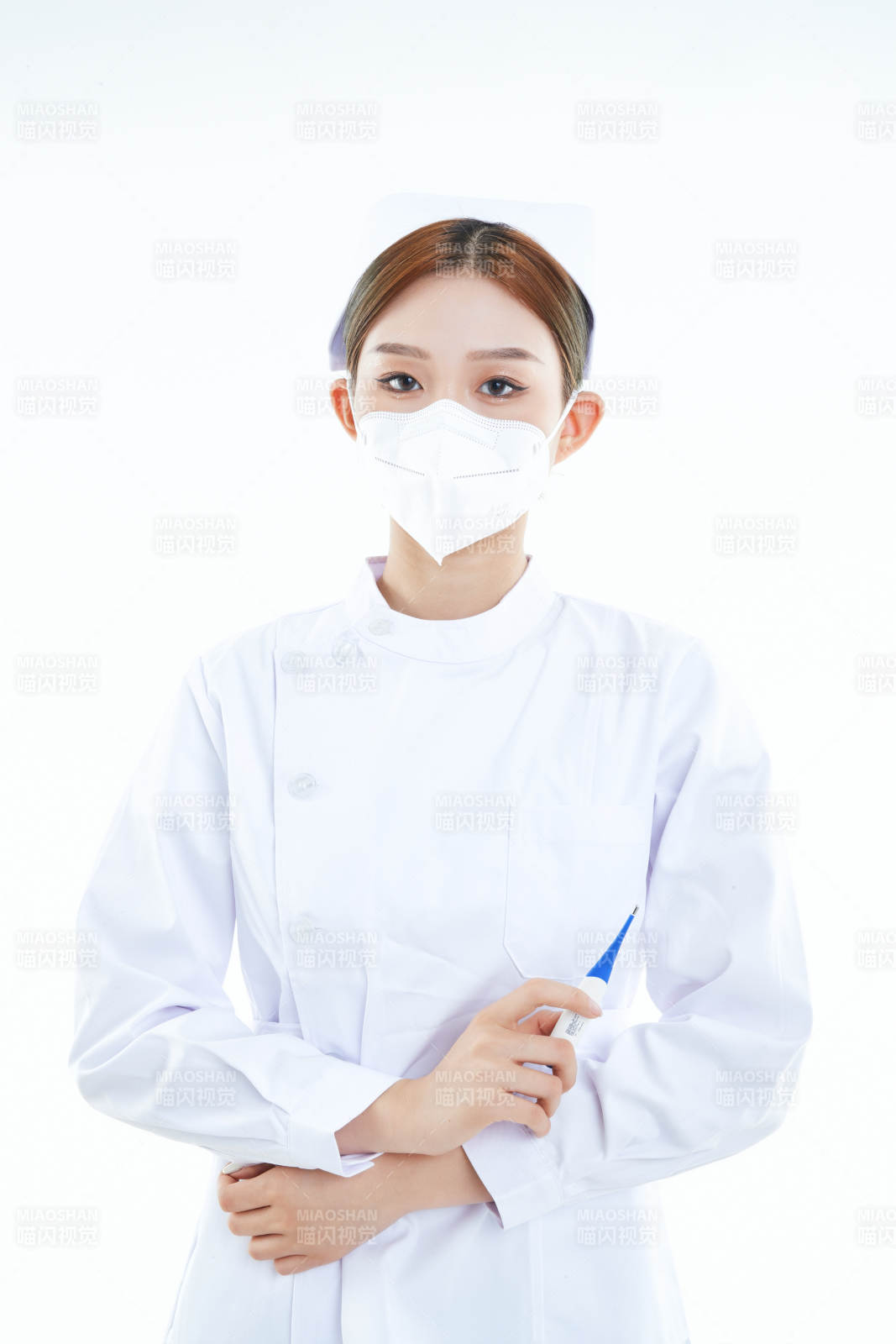 手持温度计的白衣女性医护人员图片