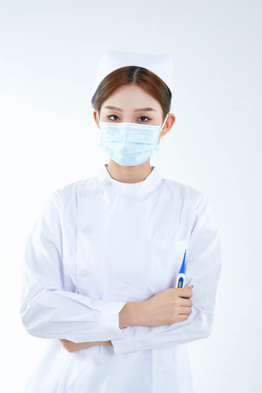手持温度计的白衣女性医护人员图片