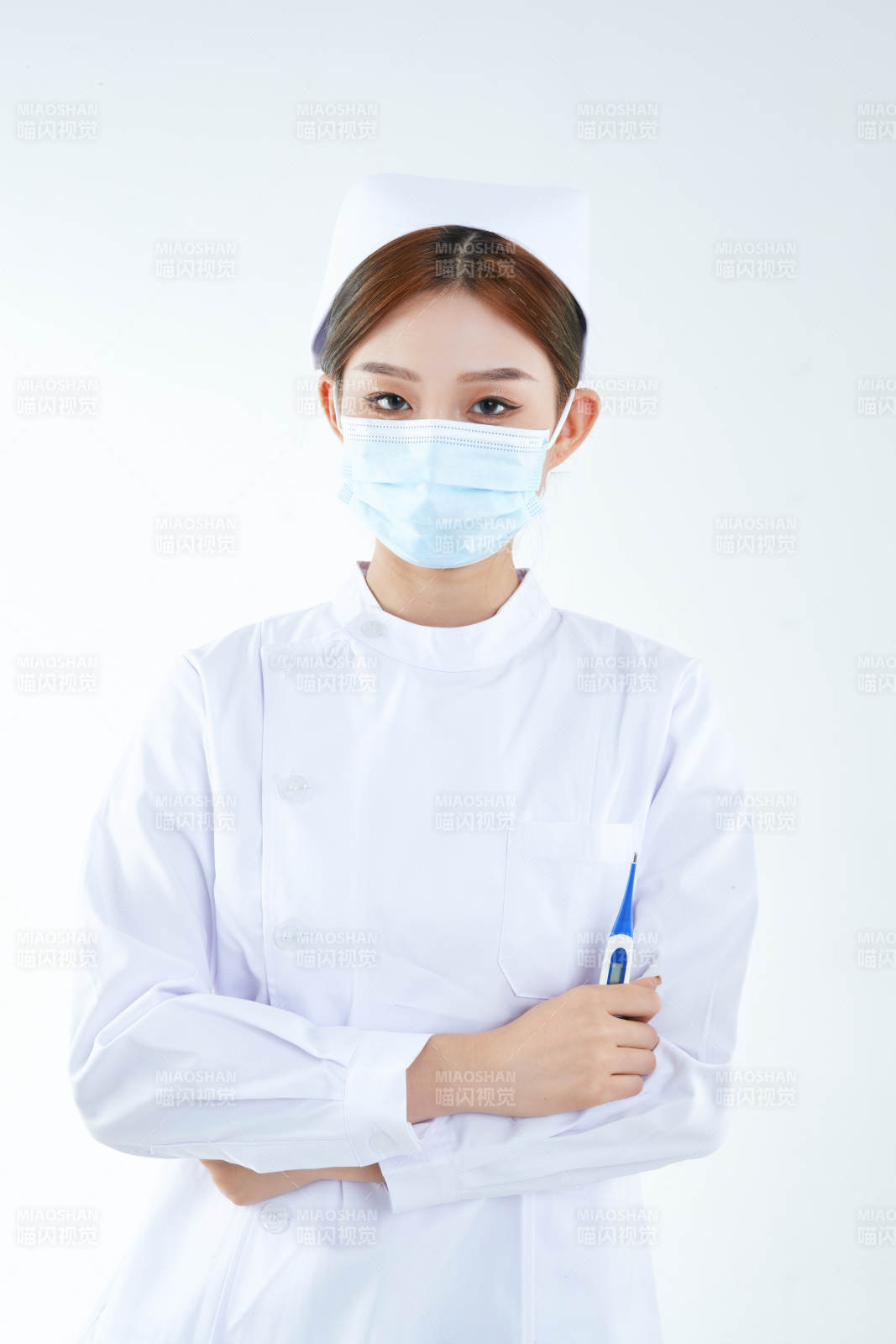 手持温度计的白衣女性医护人员图片
