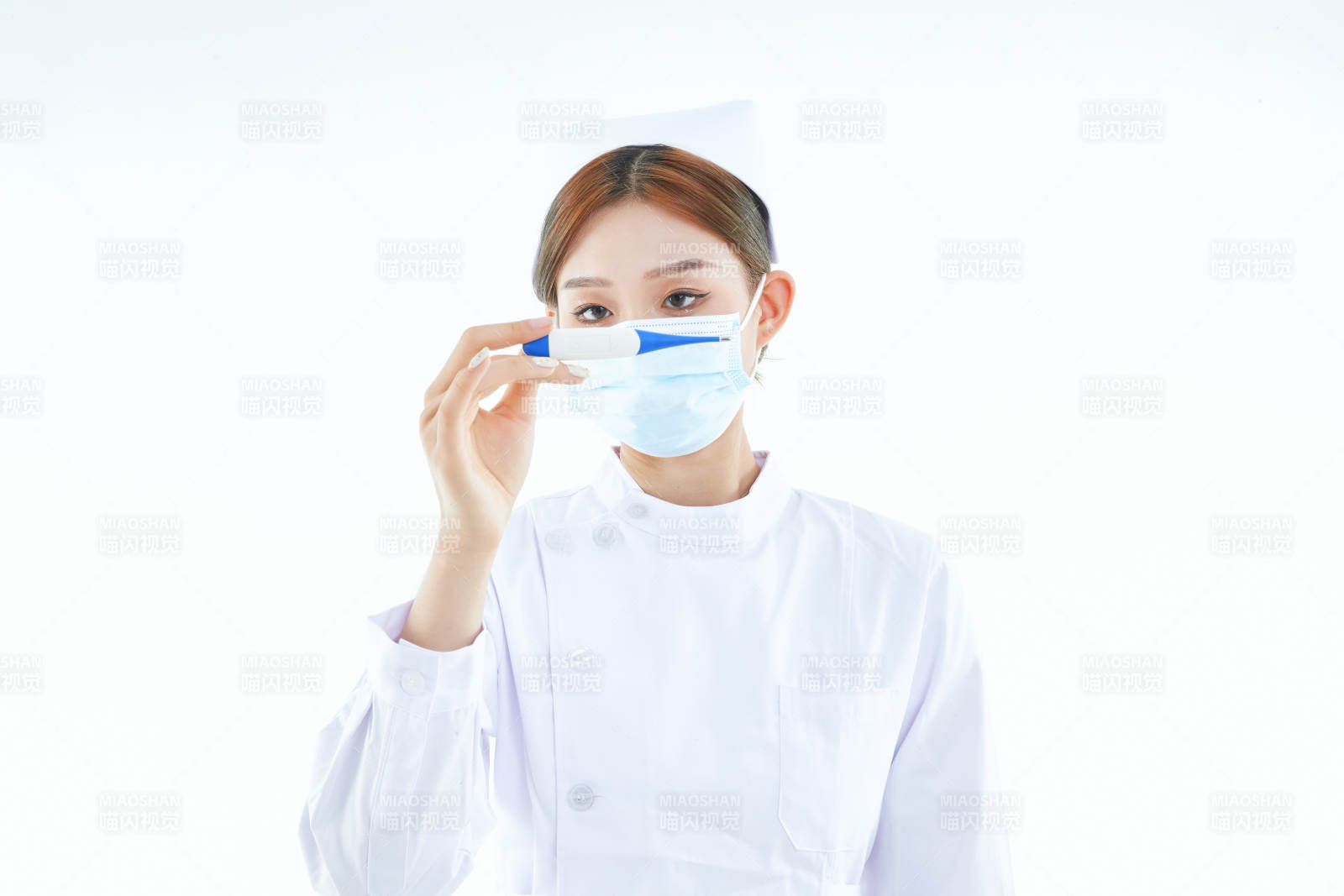 手持温度计的白衣女性医护人员图片