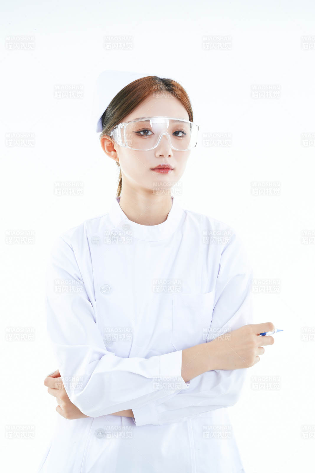 手持温度计的白衣女性医护人员图片