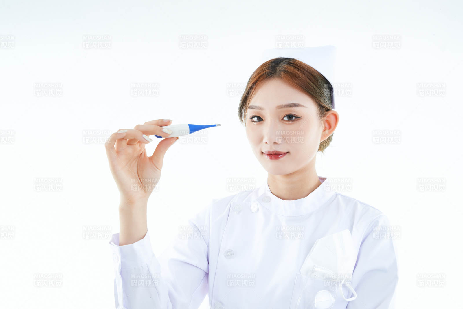 手持温度计的白衣女性医护人员图片