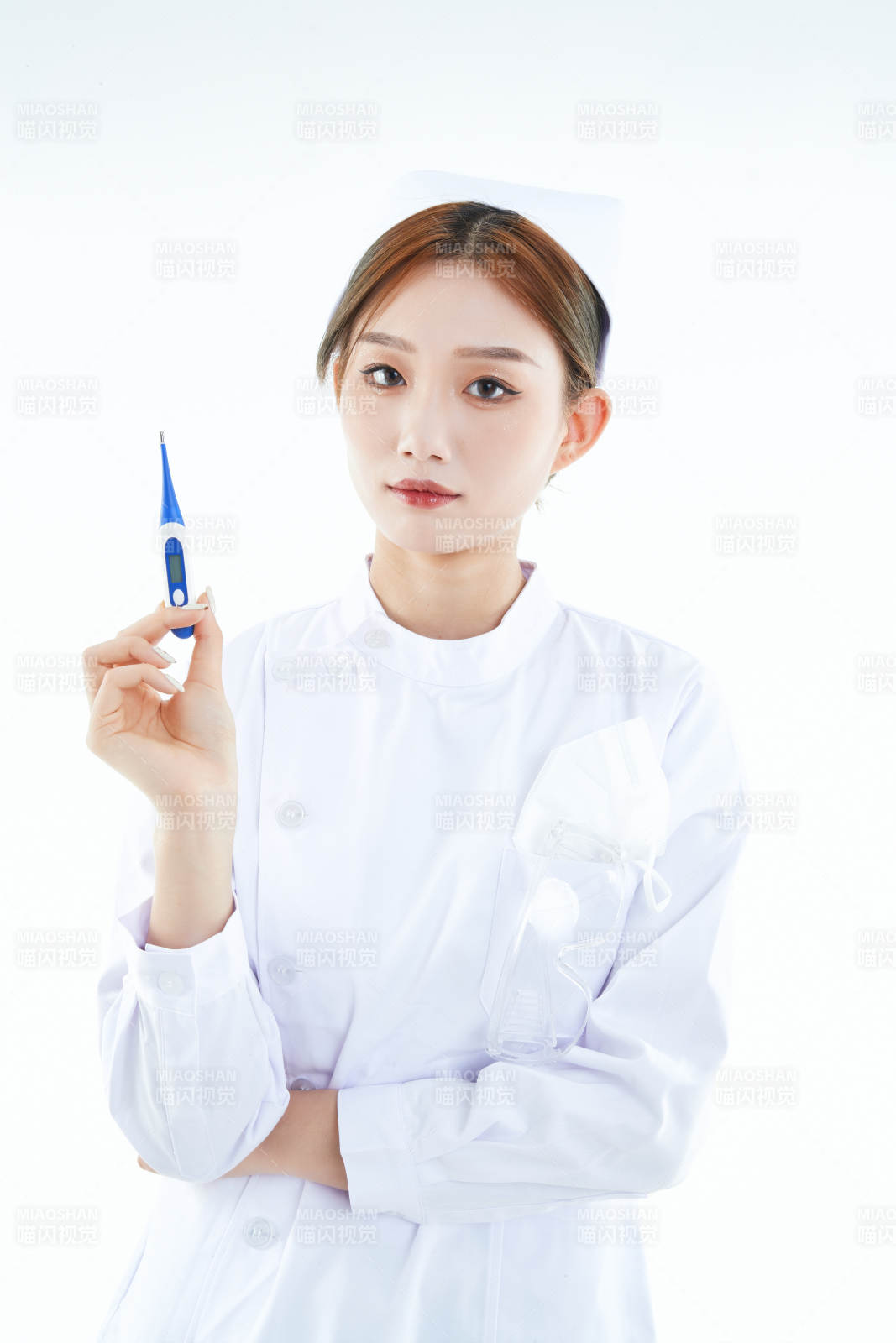 手持温度计的白衣女性医护人员图片
