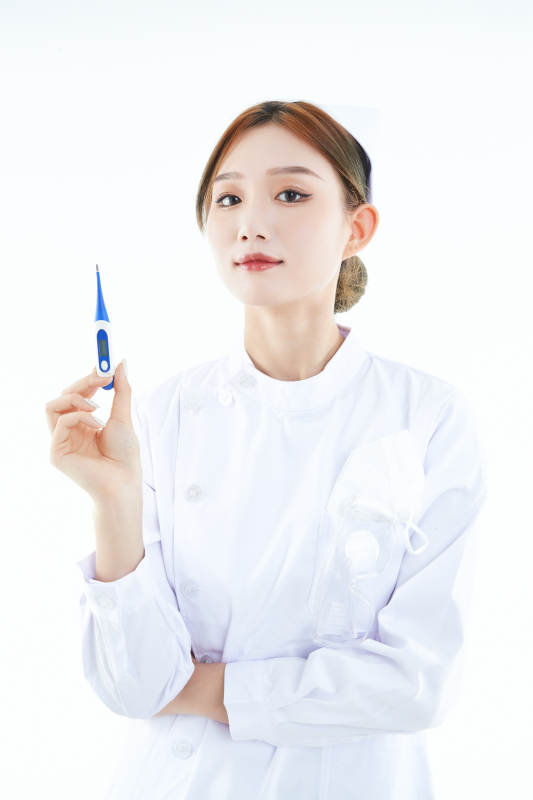 手持温度计的白衣女性医护人员图片