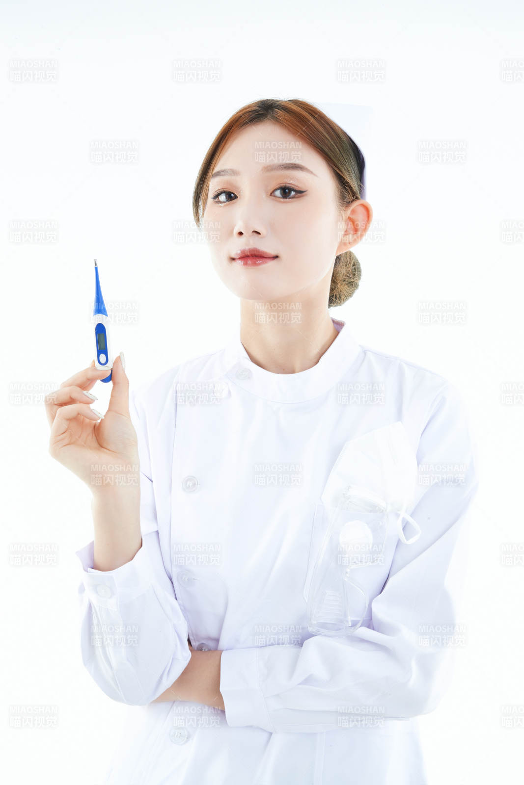 手持温度计的白衣女性医护人员图片