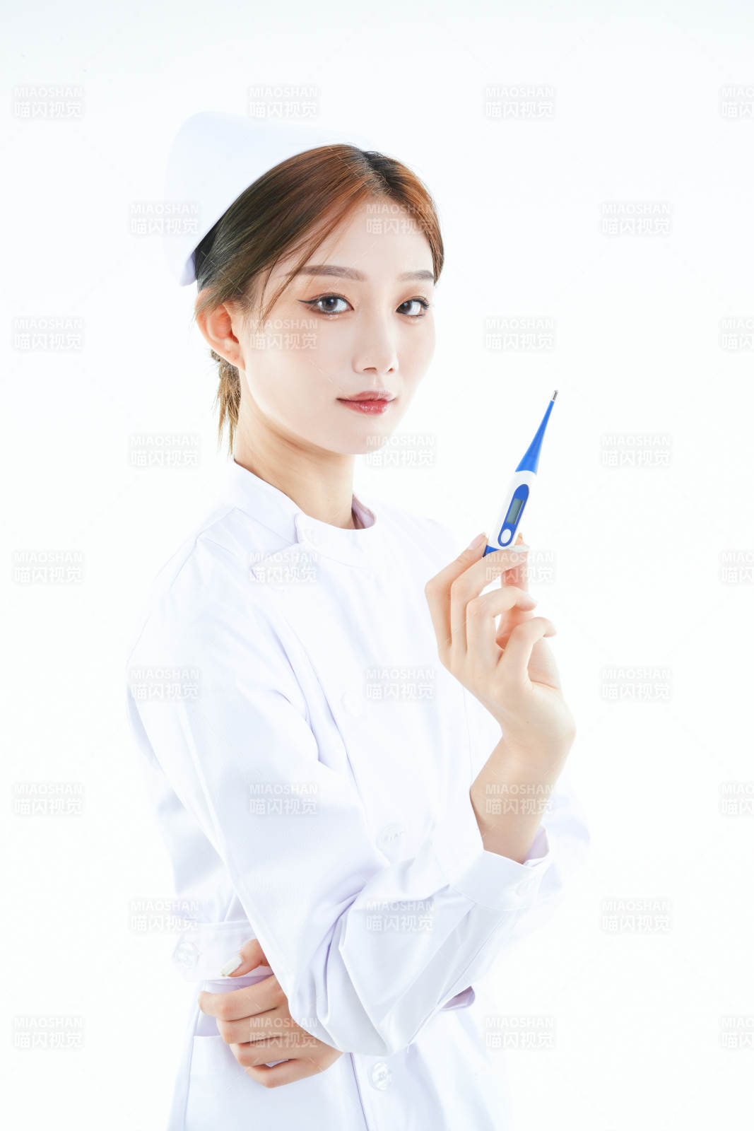 手持温度计的白衣女性医护人员图片
