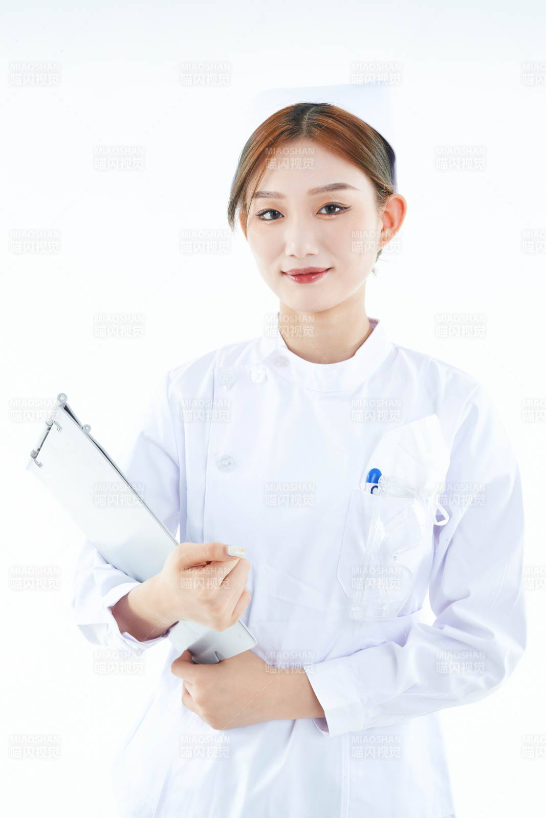 白背景里穿护士服手持病历夹的美女护士图片