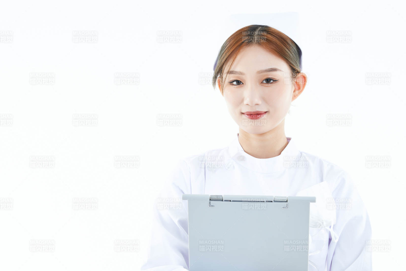 白背景里穿护士服手持病历夹的美女护士图片