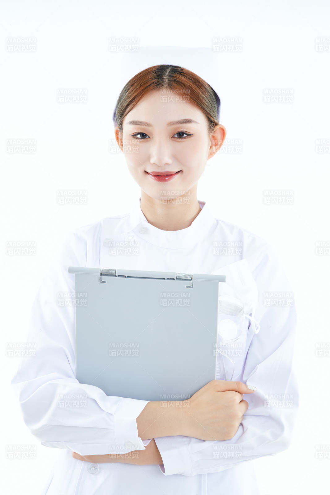 白背景里穿护士服手持病历夹的美女护士图片