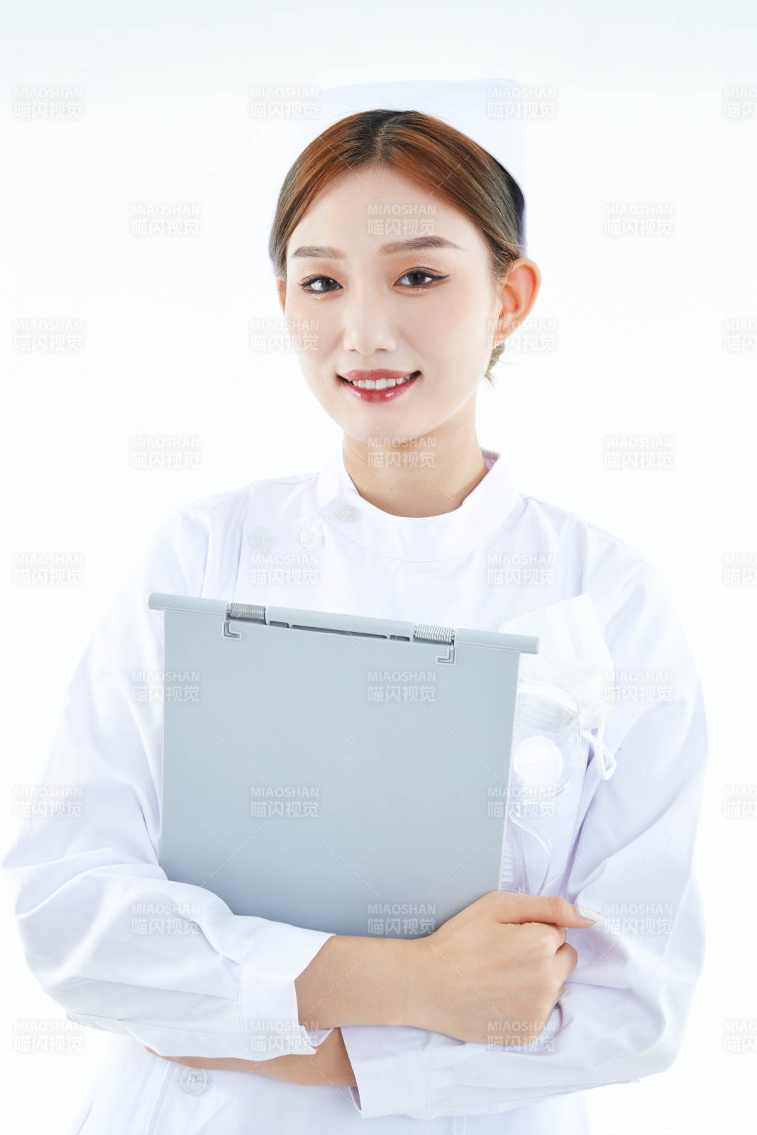 白背景里穿护士服手持病历夹的美女护士图片