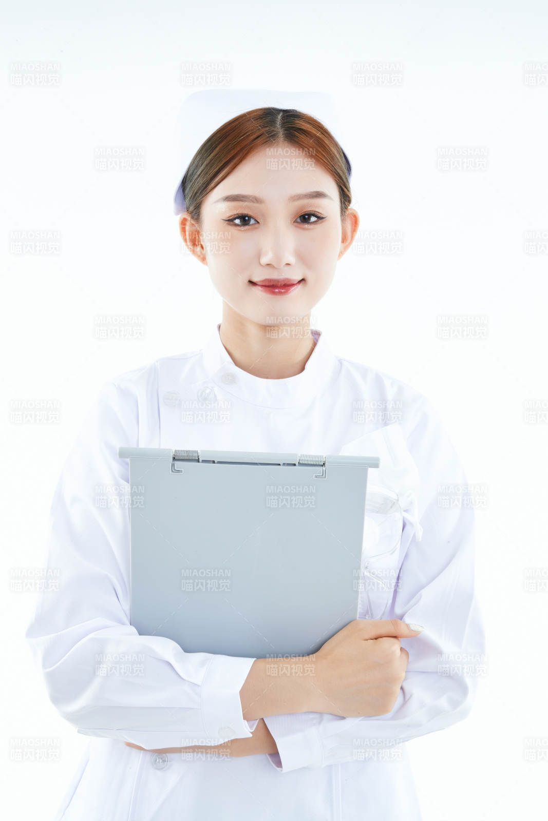 白背景里穿护士服手持病历夹的美女护士图片