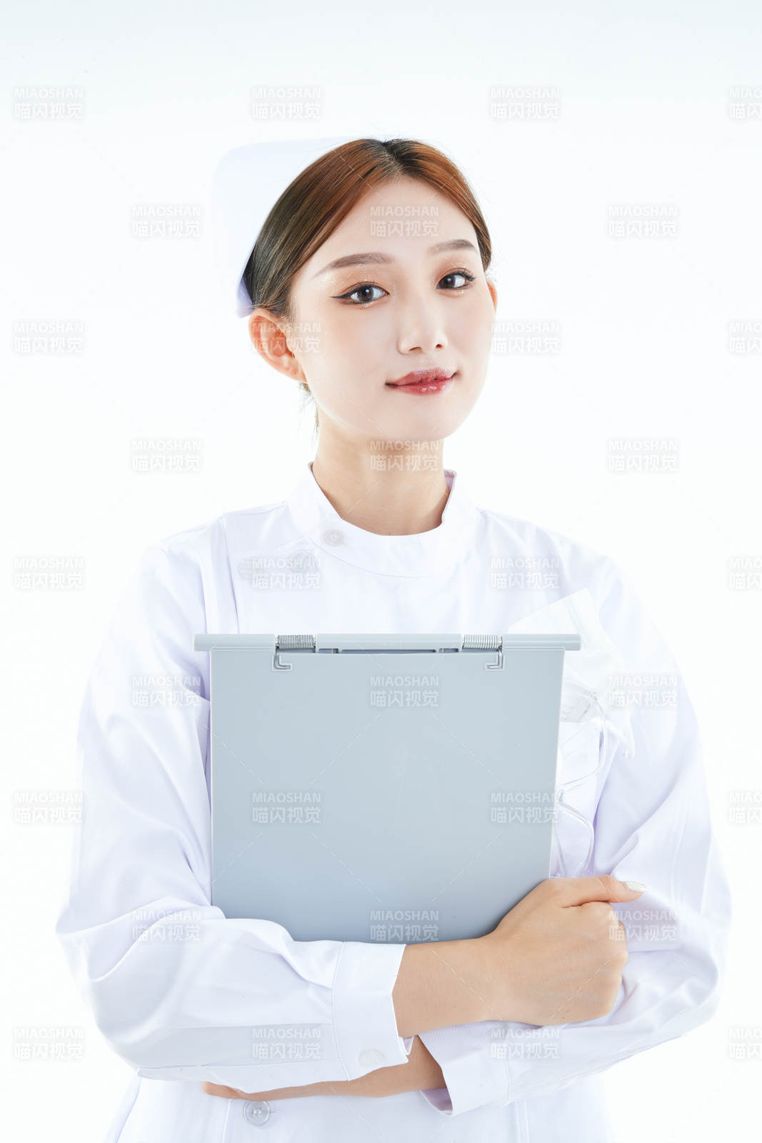白背景里穿护士服手持病历夹的美女护士图片