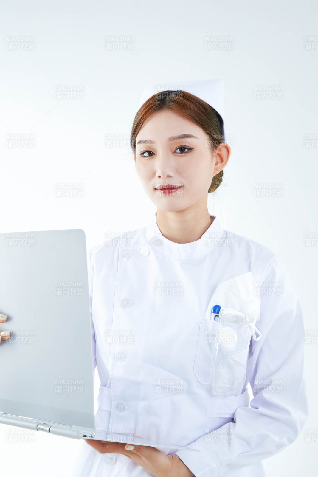 白背景里穿护士服手持病历夹的美女护士图片