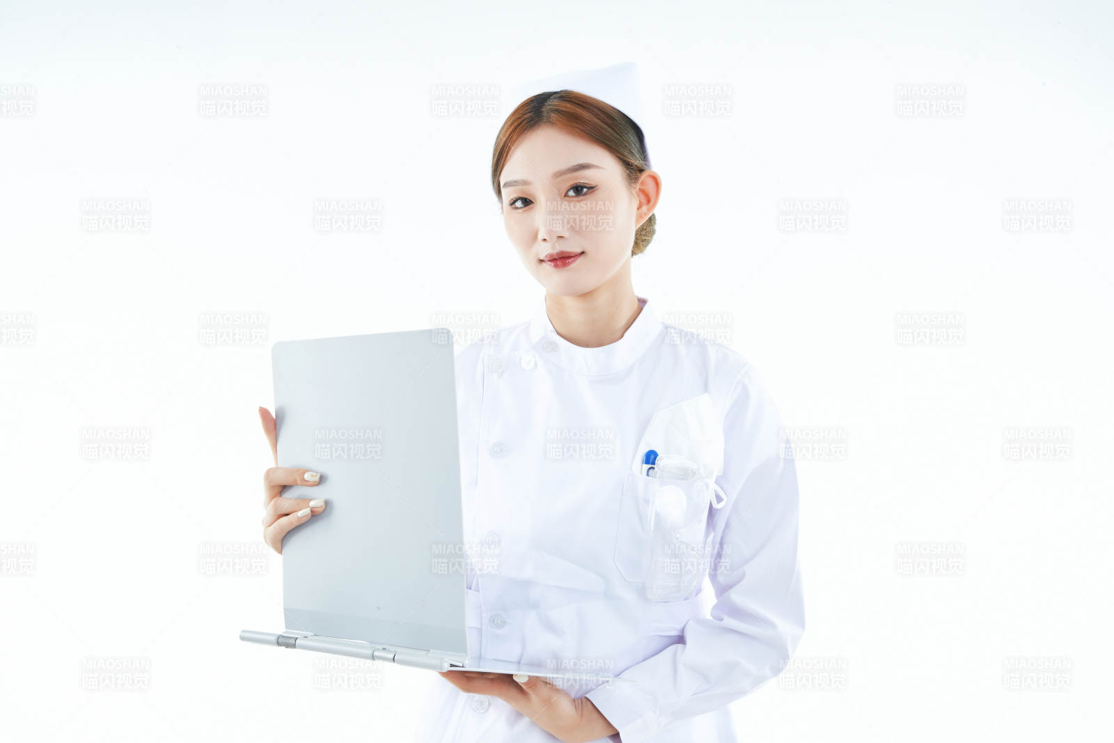 白背景里穿护士服手持病历夹的美女护士图片