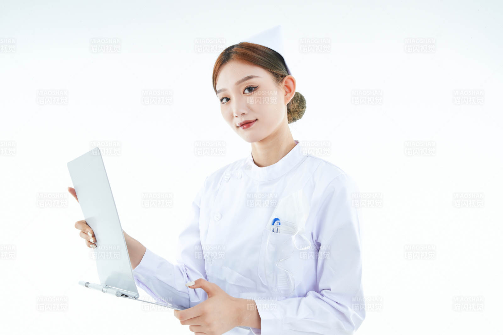 白背景里穿护士服手持病历夹的美女护士图片