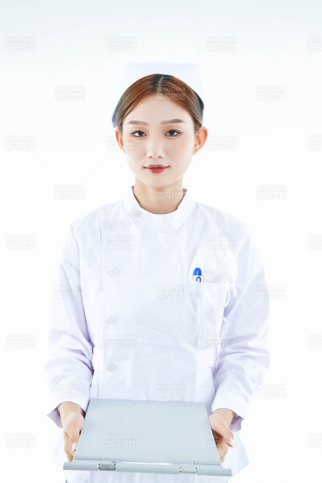 白背景里穿护士服手持病历夹的美女护士图片