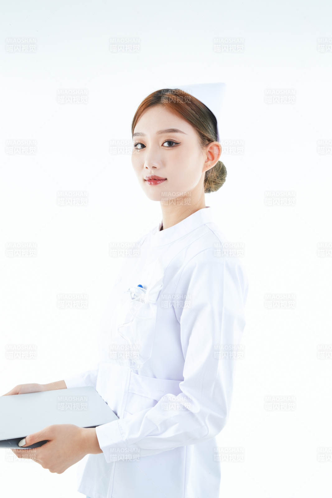 白背景里穿护士服手持病历夹的美女护士图片