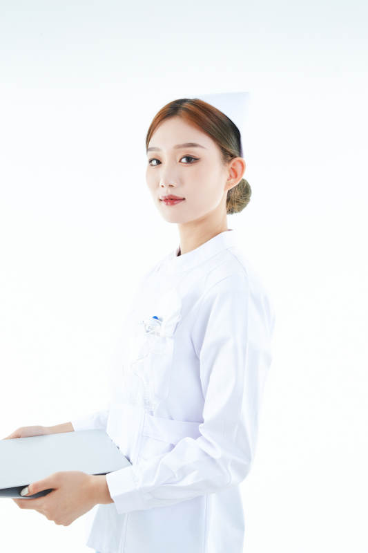 白背景里穿护士服手持病历夹的美女护士图片
