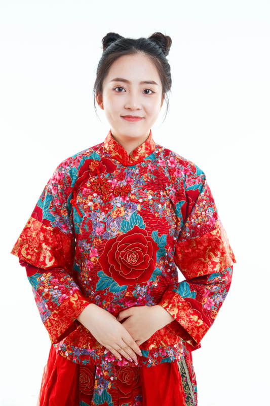 身穿中国秀禾服手撑油纸伞的亚洲女性模特图片